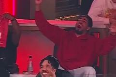 很狂熱！步行者球員助陣同城球隊 哈利伯頓毛巾掄得飛起