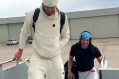 戈登隨隊(duì)飛往俄城打搶七，看走路姿勢(shì)有希望出戰(zhàn)？？？