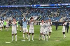 兄弟情不變！馬萊萊賽后謝場時和申花前隊(duì)友們溫情相擁