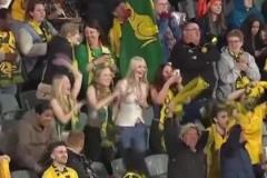 澳大利亞美女球迷興奮慶祝，領(lǐng)口敞開連忙用手遮住