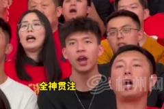 當(dāng)紅新星?。≌憬?duì)球員王鈺棟現(xiàn)身廣廈主場觀看CBA總決賽