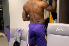 放古代絕對(duì)是個(gè)將軍了！近距離背后視角看詹姆斯有多強(qiáng)壯！