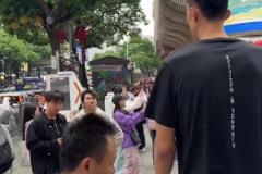 前CBA2米26中鋒朱傳宇現(xiàn)身街頭 一柱擎天把路人驚呆了