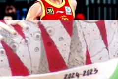 原來賽前開香檳了！孫銘徽G5所穿戰(zhàn)靴上已提前寫上：2024-25CBA總冠軍