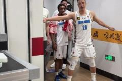 做的好！賽后更衣室門口球迷發(fā)生沖突 翟曉川攔住隊友不讓參與