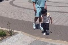 姆巴佩當眾被小孩哥打了打，第一次看到姆巴佩被小孩子討厭啊