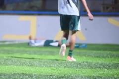 精準爆頭！隊友這輩子怕是都不會和你踢球了