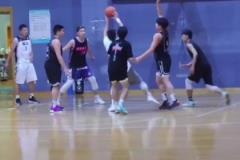 犯規(guī)了嗎？孫銘徽曾現(xiàn)身某大學(xué)打球 疑對防守不滿怒砸對方