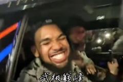 笑嘻了！唐斯坐車離開時被尼克斯球迷圍住歡呼