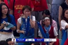 昨日翟曉川罰進最后關(guān)鍵兩罰時，場邊一北京女球迷激動哭了！