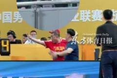 廣廈投資人怒沖技術(shù)臺(tái) 籃協(xié)副主席徐濟(jì)成擺手勸其冷靜~