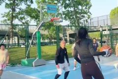 這國安女門將竟然打了肚釘，現(xiàn)在年輕人都玩的這么花啊