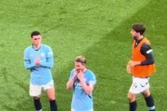 淚目！無緣足總杯冠軍，賽后德布勞內(nèi)做出笑容手勢(shì)安慰球迷！