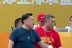 廣廈老板鬧技術(shù)臺，孫銘徽踢足球，球迷欺負北京男籃工作人員~