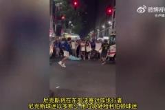 東決場(chǎng)外對(duì)決開(kāi)始！尼克斯球迷以多欺少 用垃圾砸哈利伯頓球迷