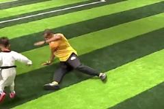 人情世故是吧世界足球先生里瓦爾多竟被中國(guó)5歲小球員晃倒