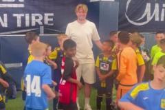 簡直就是媽媽！德布勞內(nèi)和曼城U8小朋友們合影！