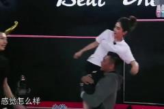 Ella現(xiàn)場(chǎng)坐在易建聯(lián)肩膀，倆人這體型差距還以為父女呢