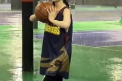 真愛啊！小伙下雨天投籃 女友冒雨為其傳球