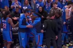 哥，是自己人！雷霆將分差拉大至38分，多特在場下“怒抓”吉?領口