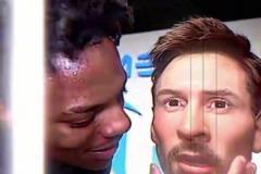 逆天！甲亢哥摸了摸“梅西”下體，還貼臉開大：C羅更強