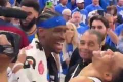 英雄相惜！亞歷山大賽后與威少相擁，兩人開懷大笑！