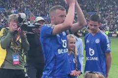 草根傳奇！38歲瓦爾迪迎來藍狐謝幕演出，賽后全隊列隊致敬