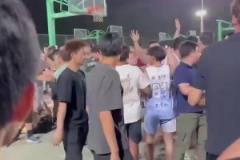 罰球命中率不滿40%的羅賓遜，開著巨大改裝皮卡招搖過市