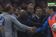 發(fā)生了什么？比賽第90分鐘孔蒂和齊沃雙雙被紅牌罰下！