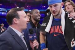 笑死！卡魯索賽后接受采訪，哈滕一旁搗亂，拿毛巾幫他擦光頭