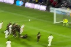 奪冠慶典！凱恩在奪冠這塊青澀的像個新兵蛋子