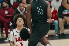 兒子布萊斯嘗試騎臉隔扣對手失敗，場下老詹都繃不住笑了