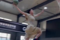 誰說穿裙只能溫柔？美女穿裙子秀一把飛身暴扣~