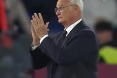 壯觀！上萬羅馬球迷一齊舉牌造就巨幅致敬tifo，老帥拉涅利動容