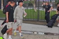 幸好！球迷賽后拍到王鈺棟坐車(chē)，看樣子應(yīng)該是無(wú)大礙