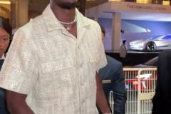 斑馬紋博格巴帶著女友出席時尚活動，咋穿的像個靚仔~