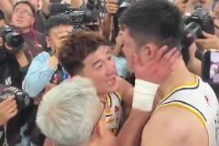 終于圓滿了！孫銘徽和隊友圍在一起 怒吼慶祝！隨后雙手抱著大秋