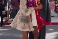 科比大女兒娜娜順利從南加大畢業(yè)，瓦妮莎開心地親了她一口