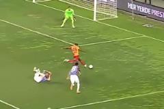 這應(yīng)該水不了！曼聯(lián)緋聞對(duì)象奧斯梅恩這身體素質(zhì)，是真的強(qiáng)！