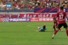 這下是真狠慢鏡頭看王鈺棟被身后兇猛犯規(guī)，直接原地打滾了！