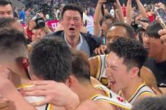 怎能不動容！廣廈全隊圍住慶祝，王博指導(dǎo)激動抱住胡金秋&孫銘徽