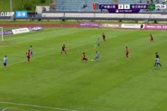 小王起身懵逼！王鈺棟禁區(qū)內(nèi)被放倒但裁判示意沒(méi)有點(diǎn)球