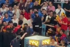 總決賽場內(nèi)精彩場外也激烈！北京主場球迷沖突！大批保安制止