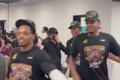 隊史首冠！廣廈全隊賽后更衣室開心慶祝，外援們都嗨翻了