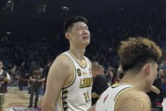 終圓冠軍夢！等待采訪的胡金秋情難自禁，抬頭熱淚盈眶！