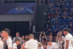 擔(dān)架都上來了？胡金秋搶籃板撞到腹部狂嘔 沒要擔(dān)架自己走下場