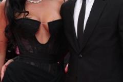 俊男靚女！迪巴拉與妻子戛納走紅毯，禮服真漂亮