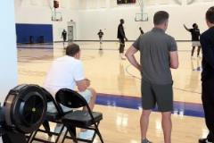 詹姆斯前隊友！16年冠軍中鋒莫茲戈夫觀看楊瀚森訓練