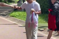 駝背有點(diǎn)厲害啊！蒯紀(jì)聞下班班時(shí)刻，給人一種忠厚老實(shí)的感覺(jué)