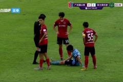 上擔(dān)架了！王鈺棟差點(diǎn)被擔(dān)架抬下去還好自己還能起身退場(chǎng)